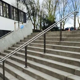 Treppengeländer auf großer Treppe in öffentlichem Bereich