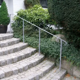 Treppenhandlauf aus Metall an Treppe zu Einfamilienhaus